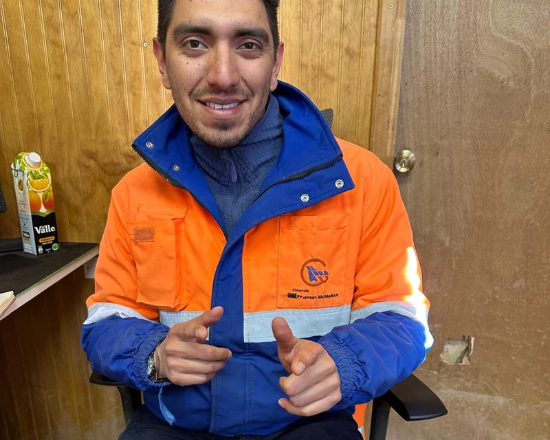 Mario Cabrera con ropa de terreno, en una faena