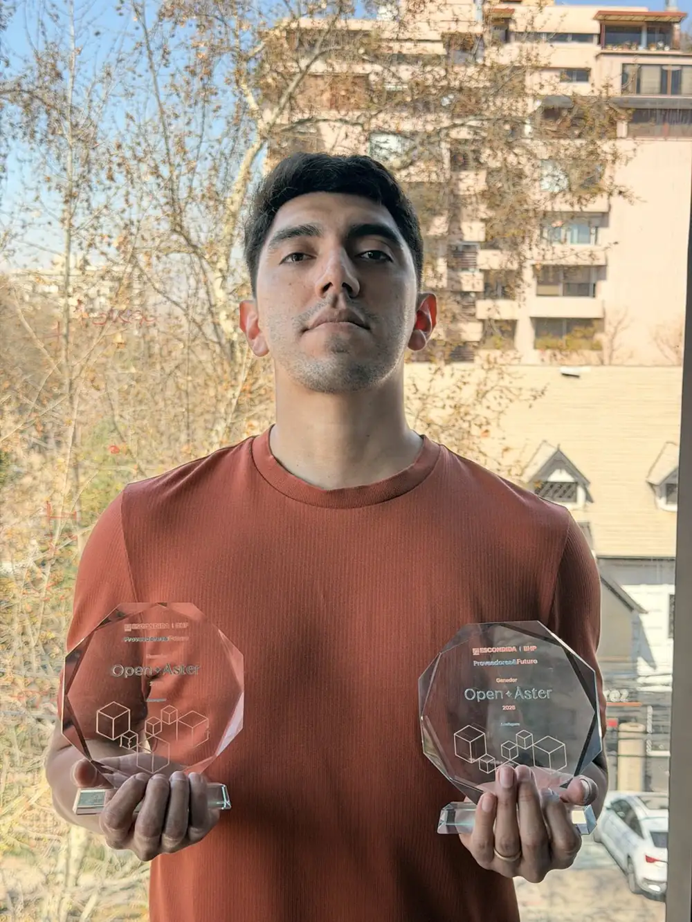 Mario Cabrera con los dos trofeos de Open Aster 2026